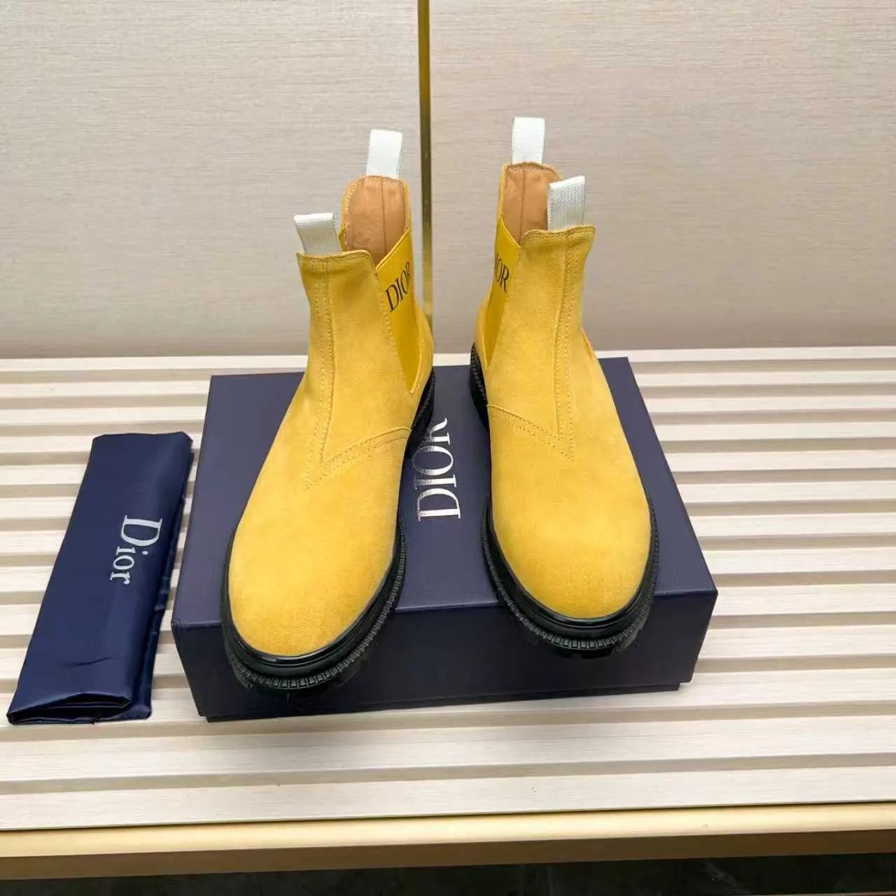 Men's Shoes 💰480 Dior A practical choice that combines protection with classic style. Made from durable Rugged Calf leather, it's tumbled and hand-finished to create a soft suede feel with a rich texture. Elastic side panels and subtle cutouts are inspired by the classic Chelsea boot. Leather upper and lining with Kummel tabs at front and rear, rubber outsole